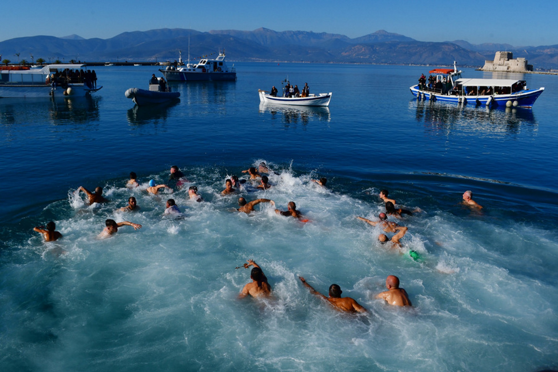 Θεοφάνεια στο Ναύπλιο: Πανέμορφες εικόνες στο λιμάνι – Τα καρέ της μάχης δεκάδων νεαρών στη θάλασσα