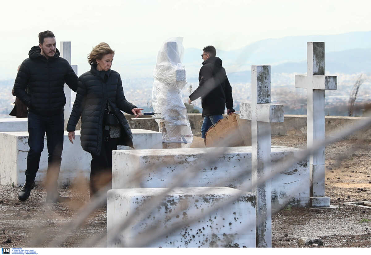 Τέως Βασιλιάς Κωνσταντίνος: Συντετριμμένη στους τάφους των γονιών της η Βασίλισσα Σοφία