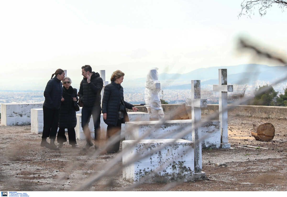 Τέως Βασιλιάς Κωνσταντίνος: Συντετριμμένη στους τάφους των γονιών της η Βασίλισσα Σοφία