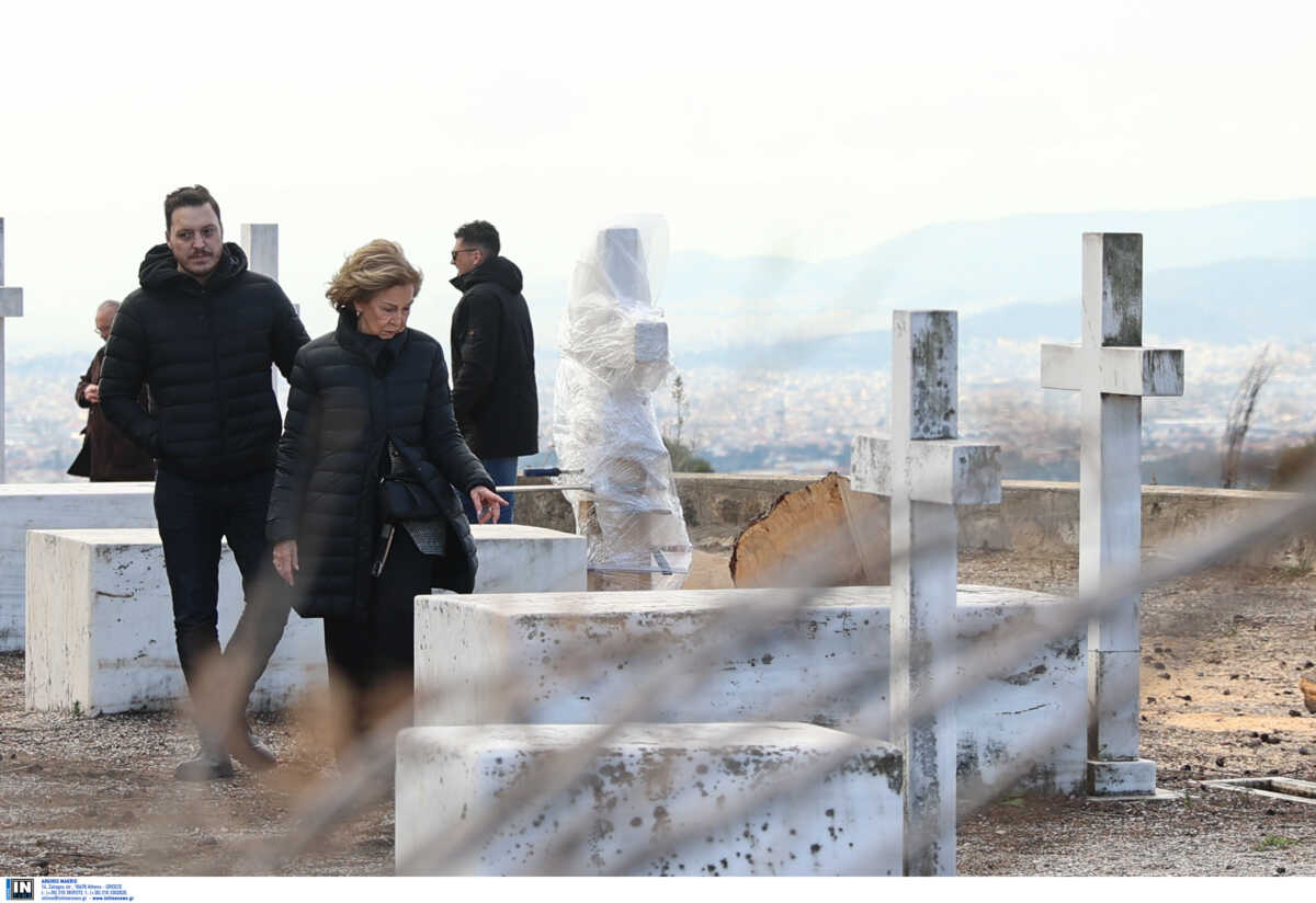 Τέως Βασιλιάς Κωνσταντίνος: Συντετριμμένη στους τάφους των γονιών της η Βασίλισσα Σοφία