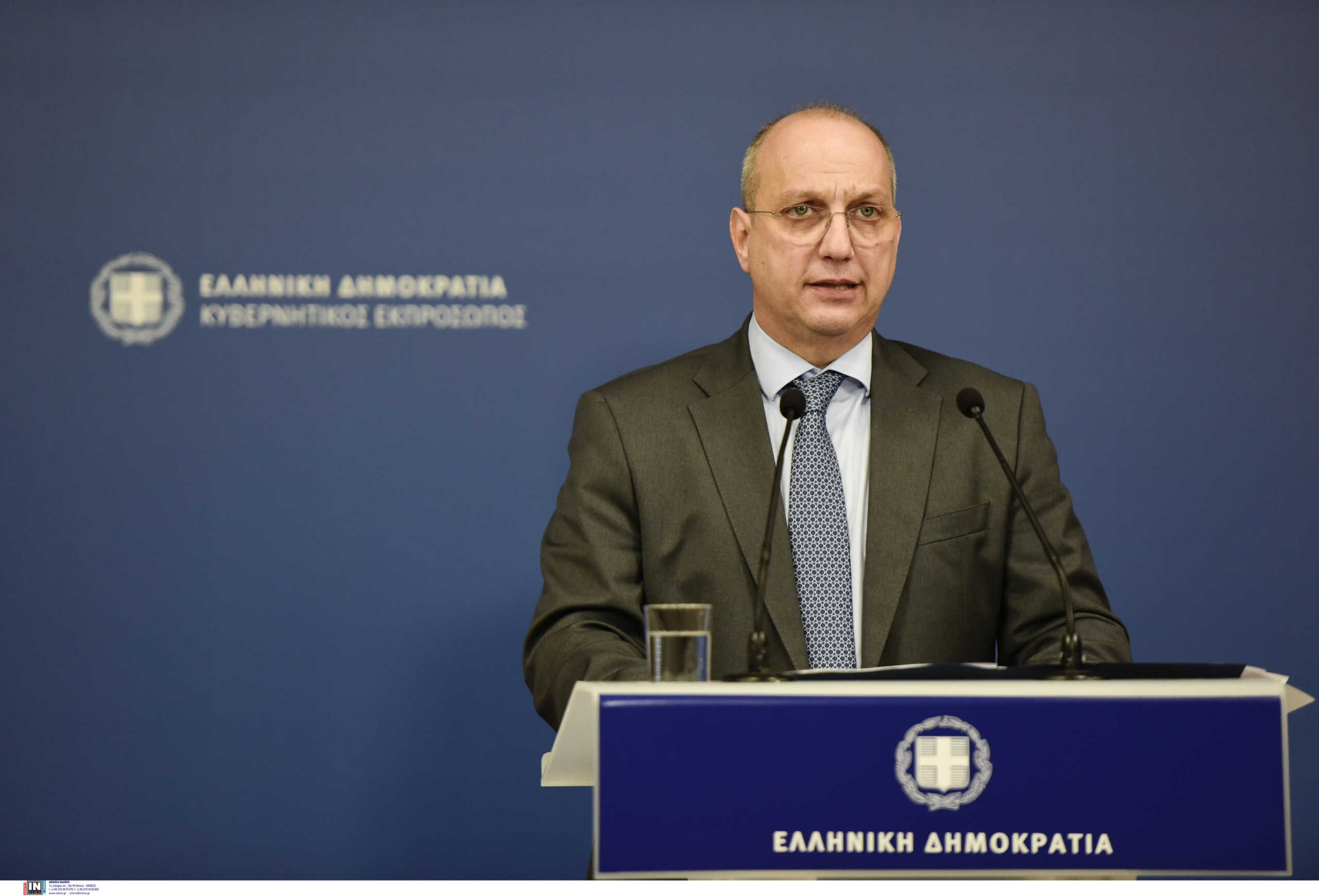 Η κυβέρνηση καταδικάζει τον ξυλοδαρμό Βαρουφάκη