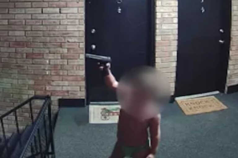 ΗΠΑ: Πατέρας συνελήφθη σε live μετάδοση αφού ο 4χρονος γιος του εμφανίστηκε να κρατά πιστόλι