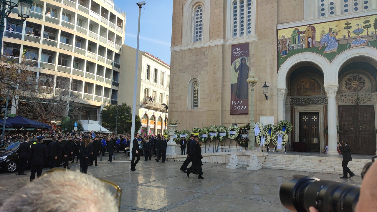 Κηδεία τέως βασιλιά Κωνσταντίνου: Βασιλείς και επίσημοι προσκεκλημένοι στη Μητρόπολη Αθηνών