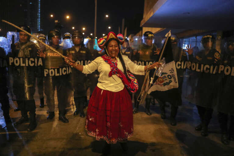 Πολιτική κρίση στο Περού: «Τώρα εμφύλιος πόλεμος», φώναξαν οι διαδηλωτές
