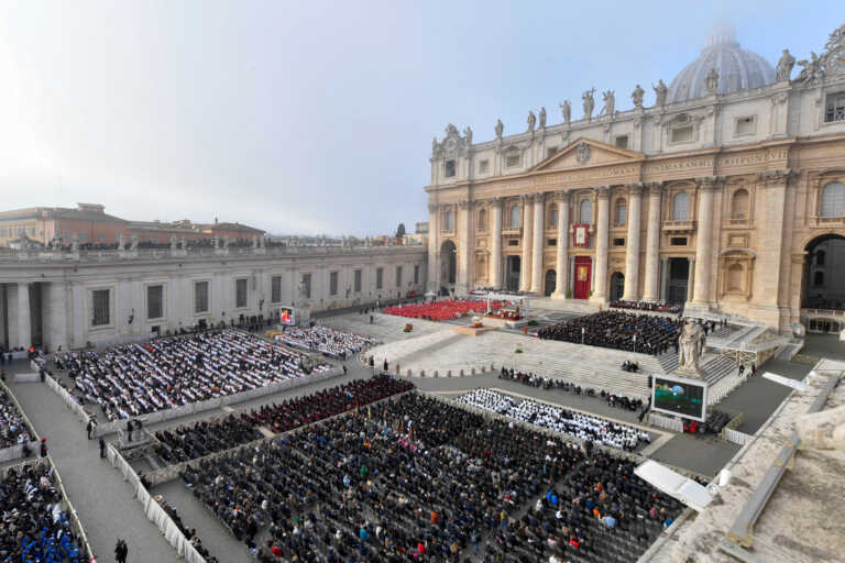 Η στιγμή που το πλήθος ζητεί την άμεση αγιοποίηση του Πάπα Βενέδικτου