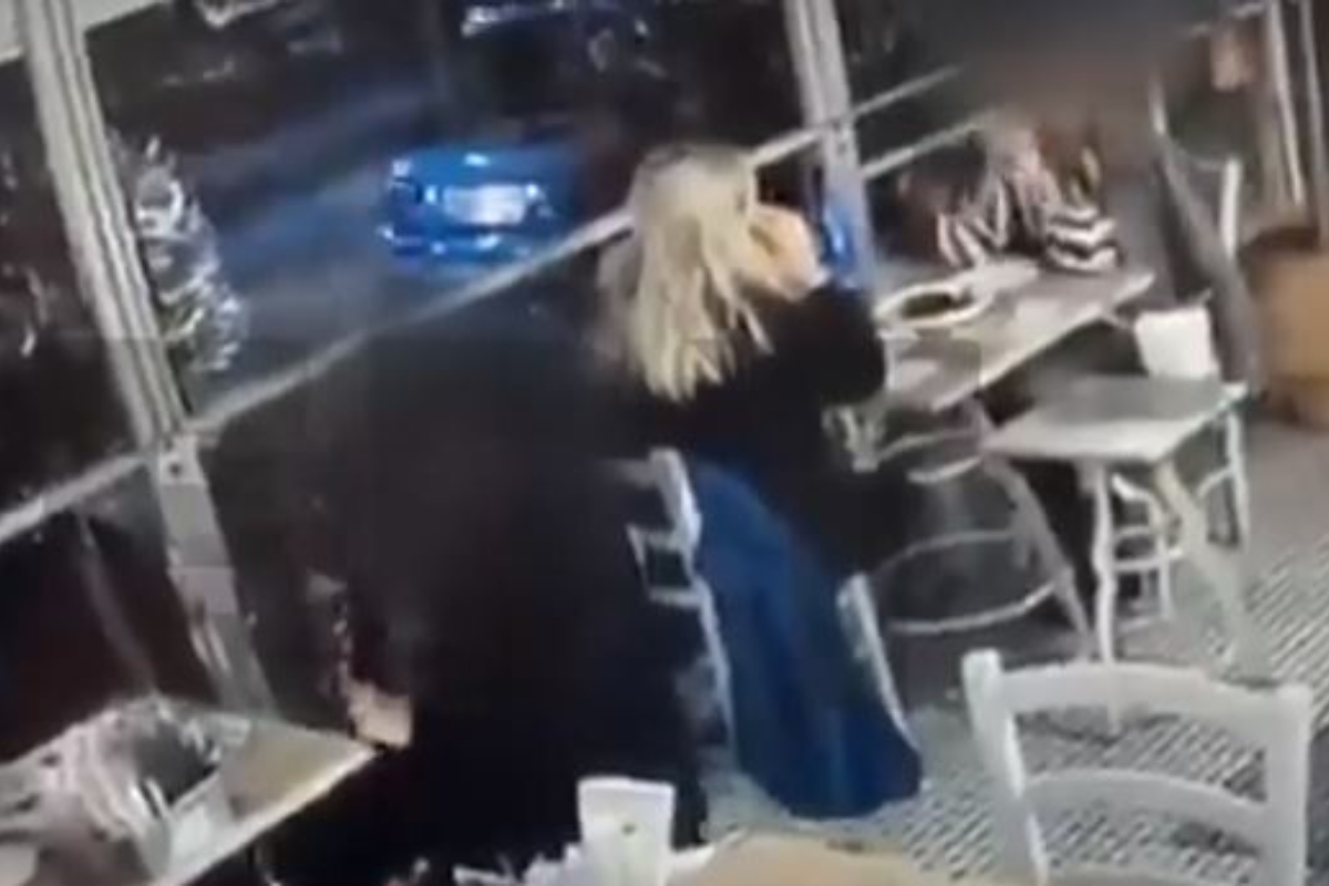 Βίντεο ντοκουμέντο από εστιατόριο στην Γλυφάδα: Έκανε τον πελάτη και «σούφρωσε» πορτοφόλι