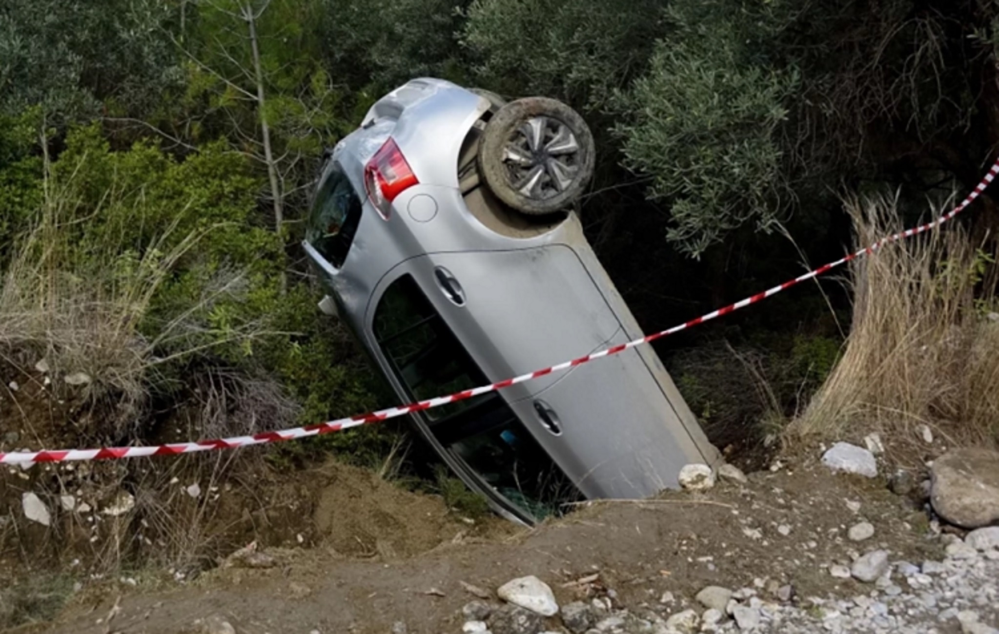 Ρόδος: Ξυπόλητη και αφυδατωμένη η 44χρονη μητέρα που βρέθηκε ζωντανή μετά τη μυστηριώδη εξαφάνιση