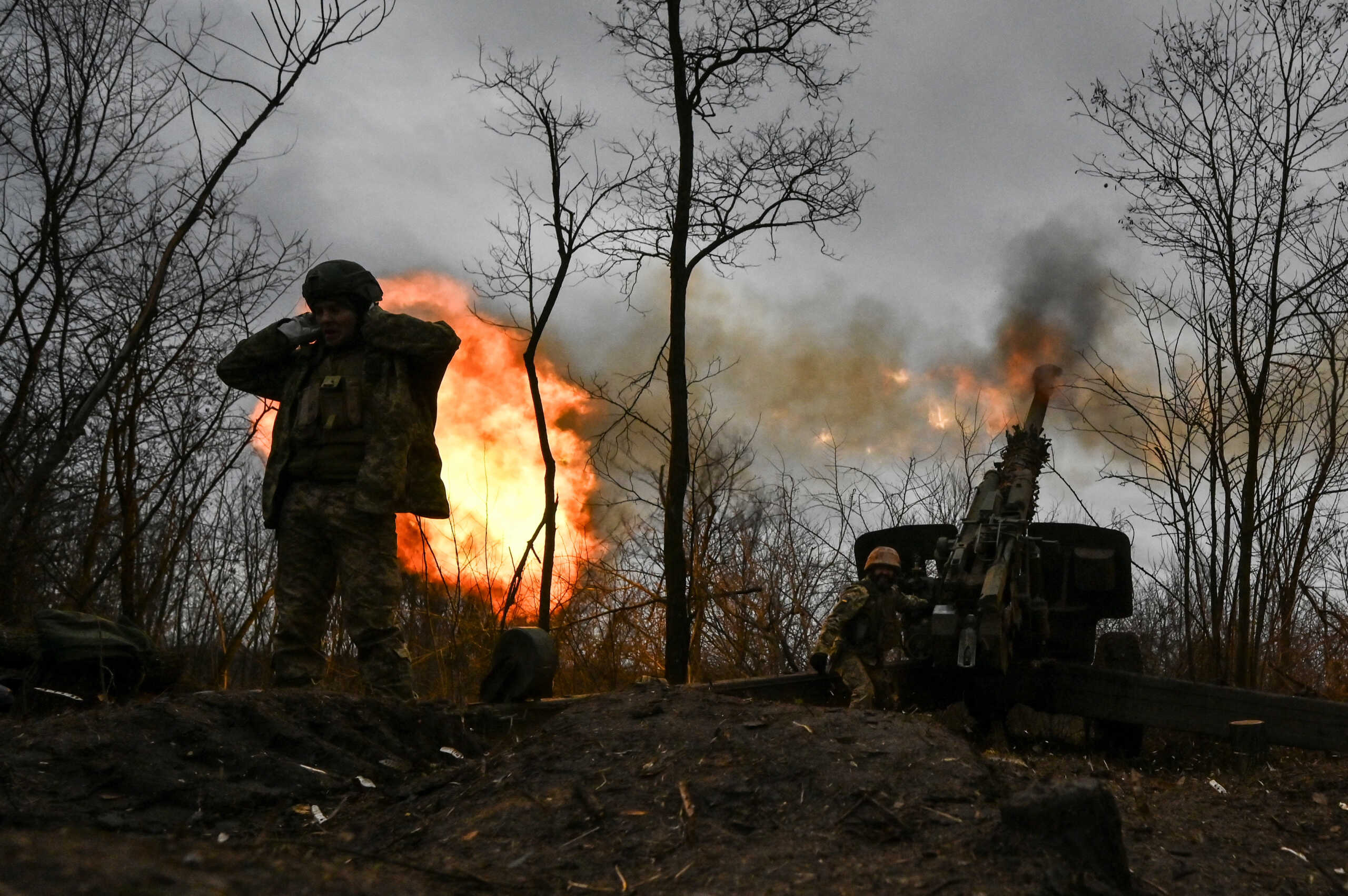 Ukrainian servicemen fire a shell from a 2A65 Msta-B howitzer towards Russian troops, amid Russia's attack on Ukraine, in a frontline in Zaporizhzhia region, Ukraine January 5, 2023. REUTERS