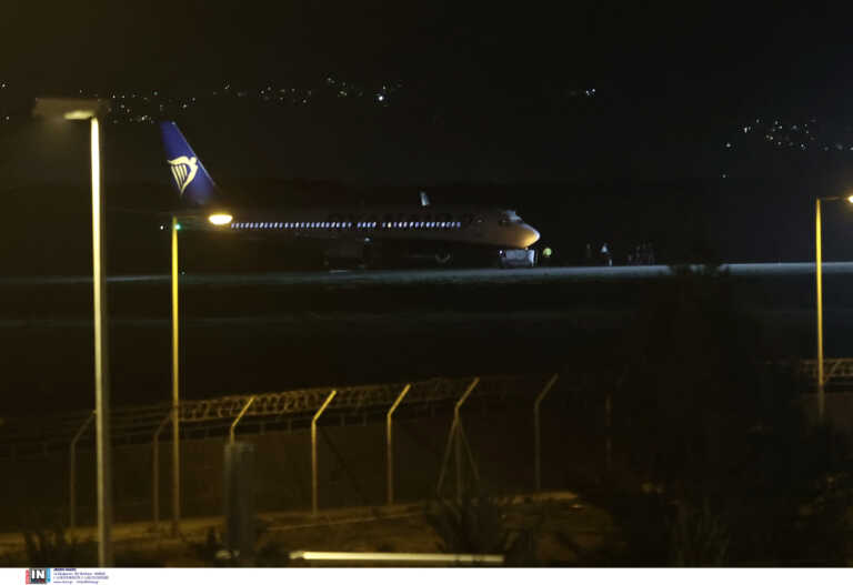 Οι πρώτες εικόνες από το «Ελευθέριος Βενιζέλος» – Εκκενώθηκε το αεροπλάνο που έστειλε σήμα για βόμβα
