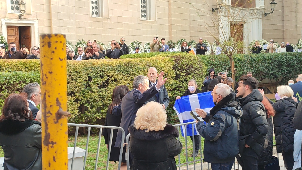 Κηδεία τέως Βασιλιά Κωνσταντίνου: Ο Αντώνης Σαμαράς στο λαϊκό προσκύνημα