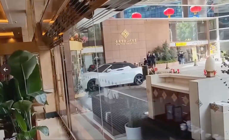 Μπούκαρε με το αυτοκίνητο σε ξενοδοχείο της Σαγκάης γιατί τσακώθηκε με τους υπαλλήλους