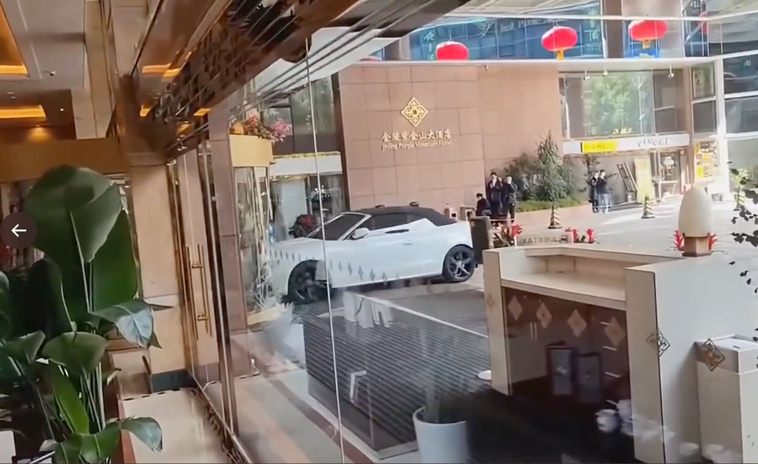 Κίνα: Μπούκαρε με το αυτοκίνητο σε ξενοδοχείο της Σαγκάης γιατί τσακώθηκε με τους υπαλλήλους