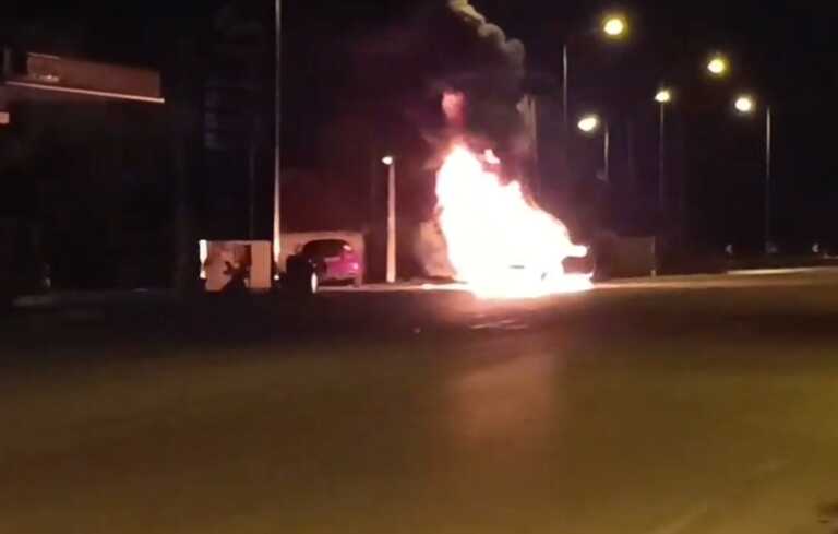 Φωτιά και εκρήξεις σε πανάκριβο αυτοκίνητο στην είσοδο βενζινάδικου στις Σέρρες - Δείτε το βίντεο