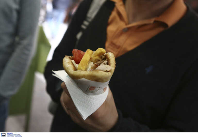 Έλληνας πουλάει 19 ευρώ το σουβλάκι με πίτα στο Νταβός