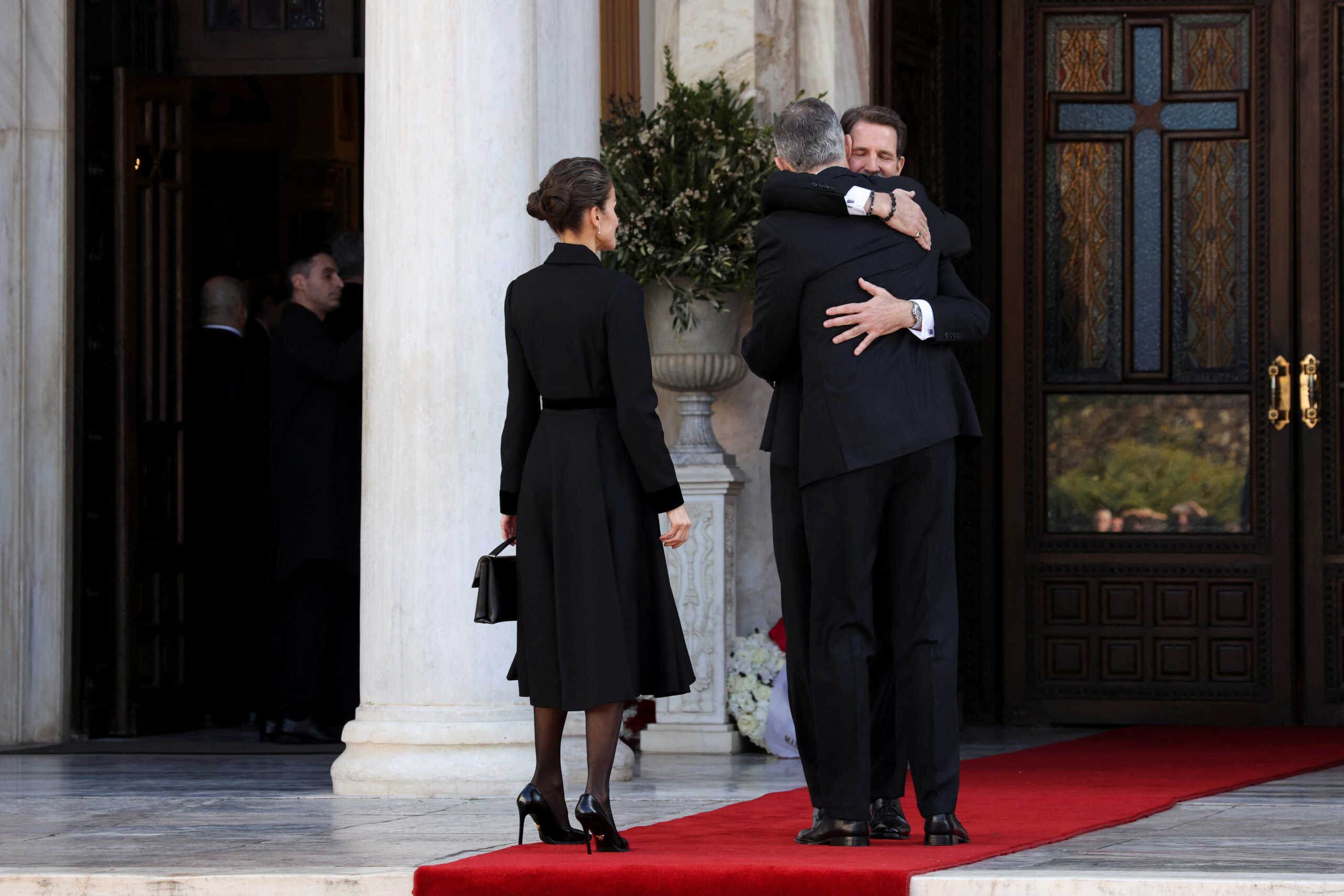 Κηδεία τέως βασιλιά Κωνσταντίνου: Η θερμή υποδοχή του Παύλου Γλύξμπουργκ στον βασιλιά της Ισπανίας Φελίπε και στη σύζυγό του, Λετίθια