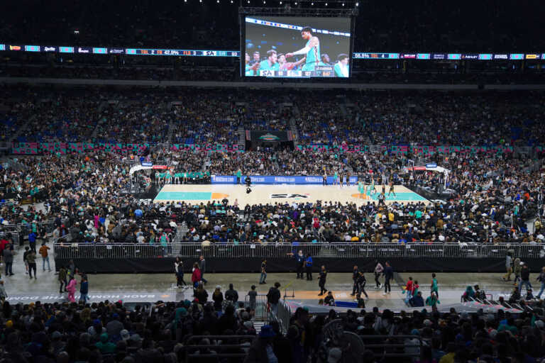 NBA: Γράφτηκε ιστορία στο Σπερς – Γουόριορς με ρεκόρ προσέλευσης 68.323 θεατών