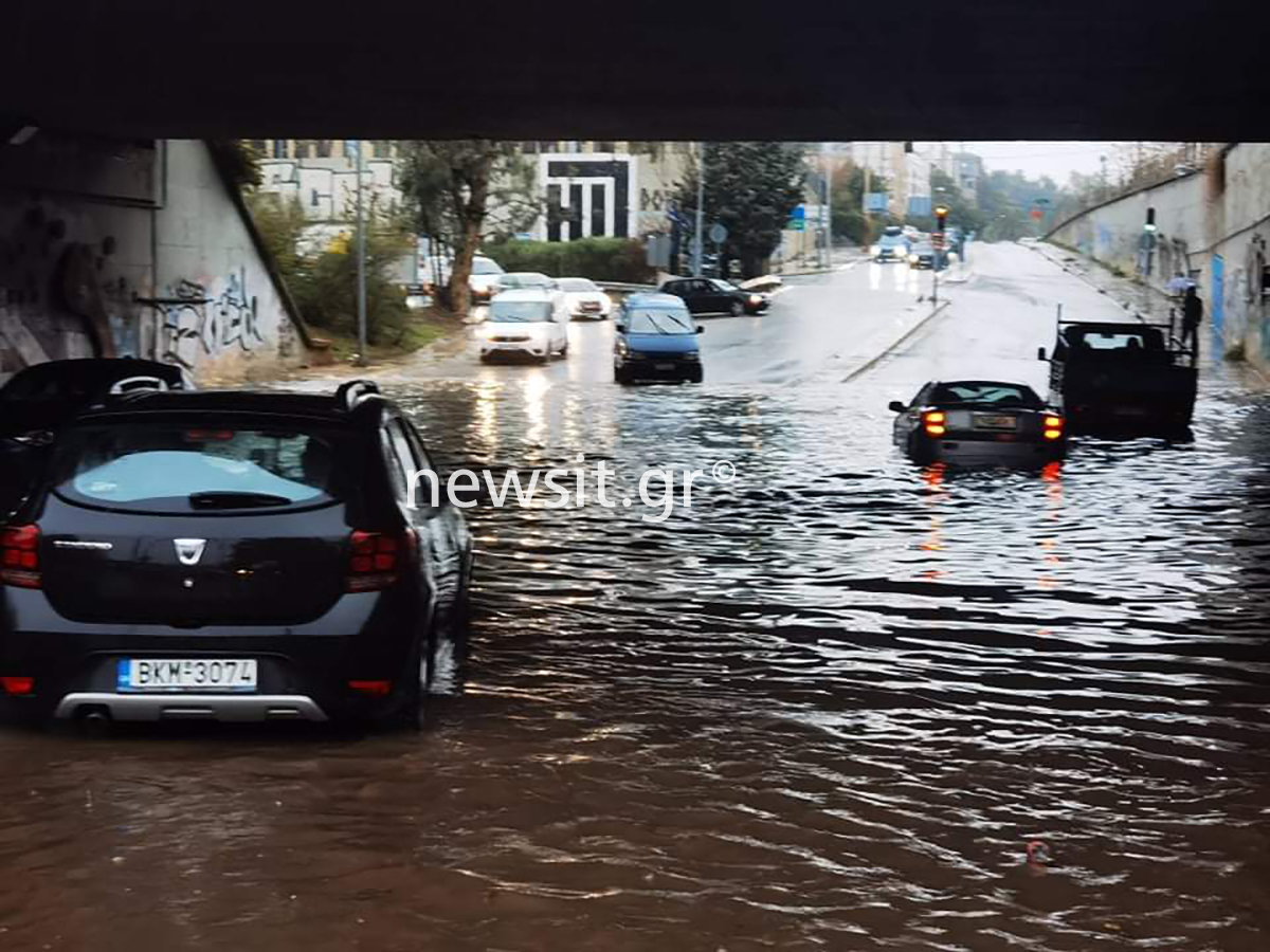 Εγκλωβισμένα αυτοκίνητα στην υπόγεια διάβαση της Σπύρου Λούη στο Μαρούσι