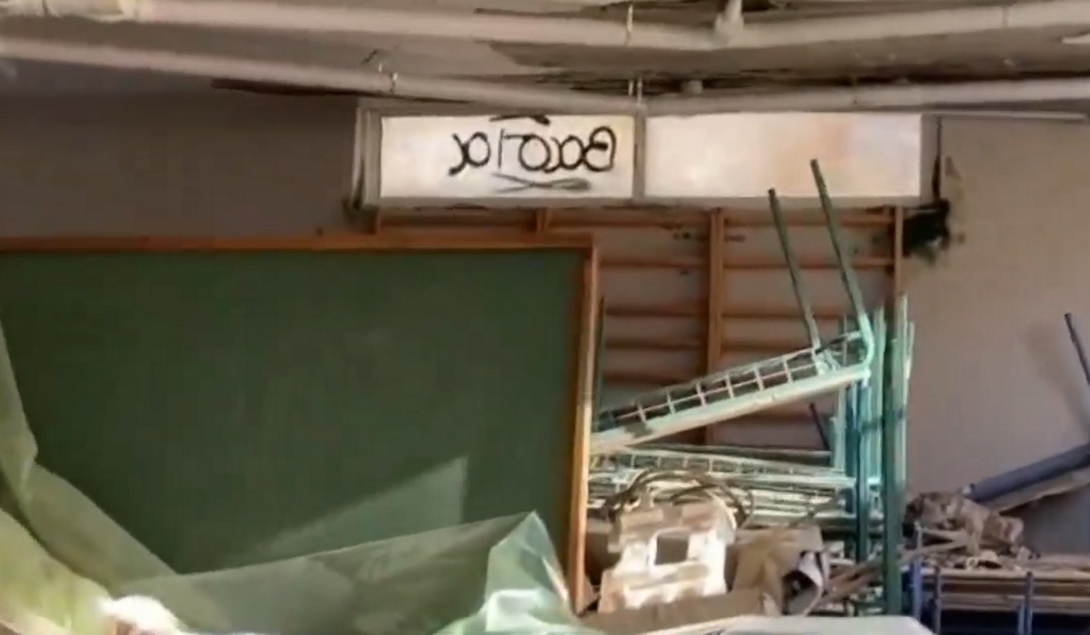 Ικαρία: Εικόνες ντροπής σε σχολείο με σάπια ταβάνια και διαλυμένες αίθουσες