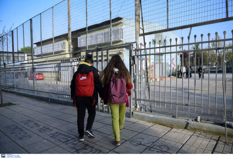 Έτσι επέστρεψαν οι μαθητές στα σχολεία της Θεσσαλονίκης - Τα λόγια εκπαιδευτικών για τις επόμενες μέρες