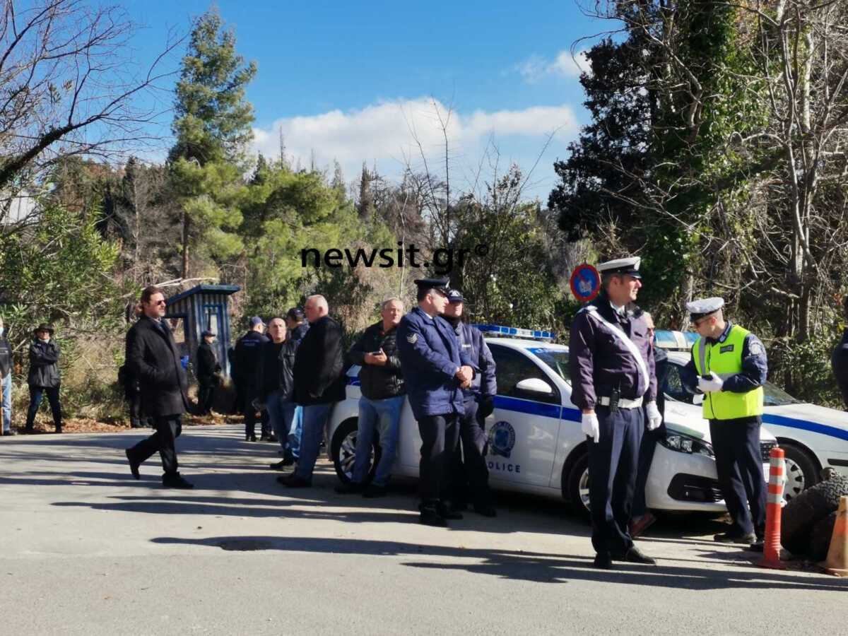 Τέως βασιλιάς Κωνσταντίνος: Πλήθος κόσμου και δρακόντεια μέτρα ασφαλείας στο Τατόι