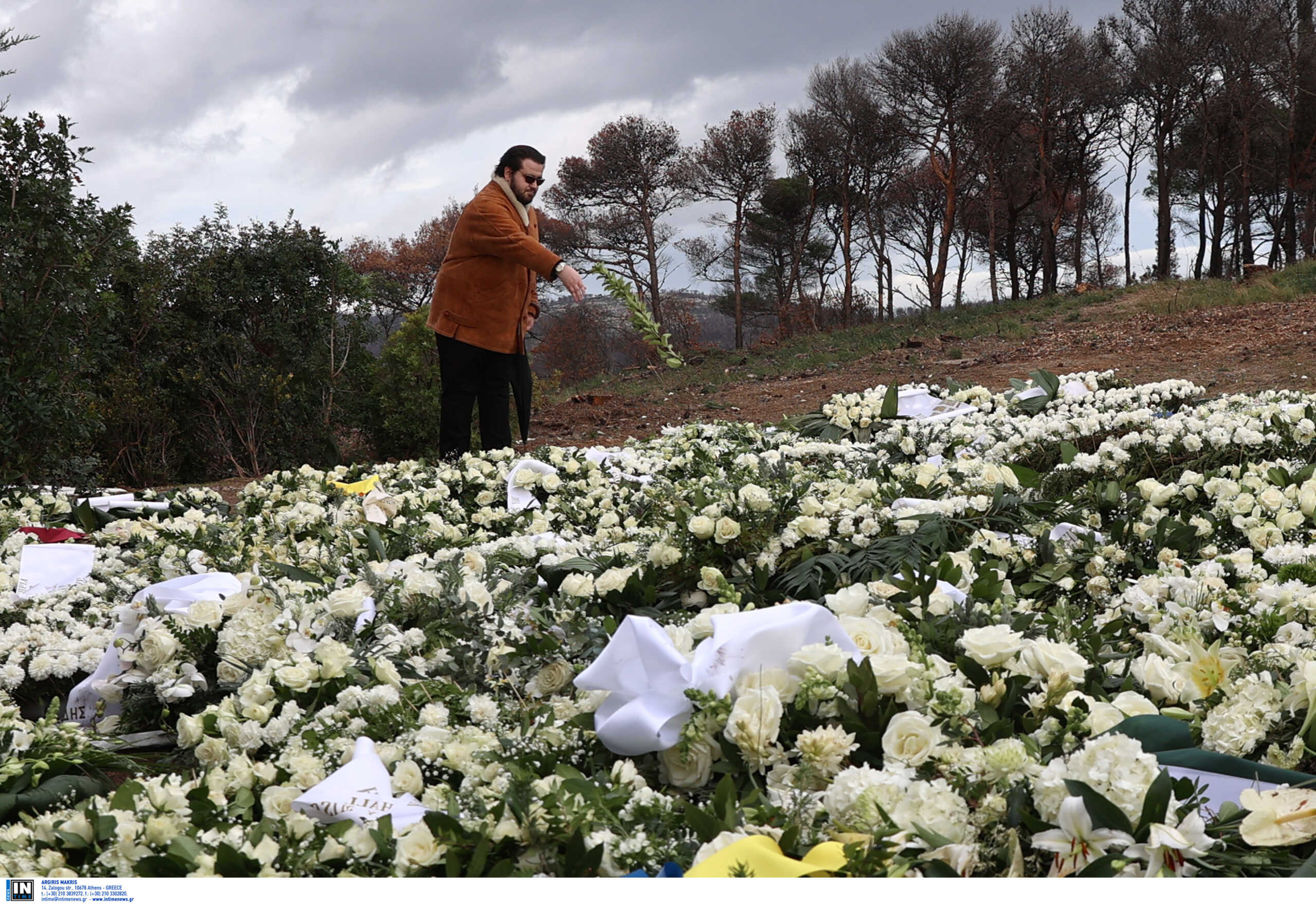 Τέως βασιλιάς Κωνσταντίνος: Κόσμος έσπευσε στον τάφο του στο Τατόι για να αφήσει ένα λουλούδι