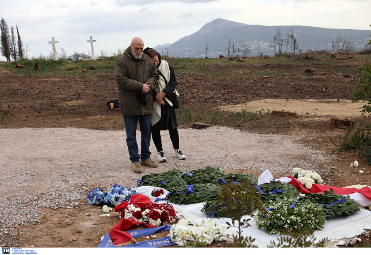 Τέως βασιλιάς Κωνσταντίνος: Κόσμος έσπευσε στον τάφο του στο Τατόι για να αφήσει ένα λουλούδι