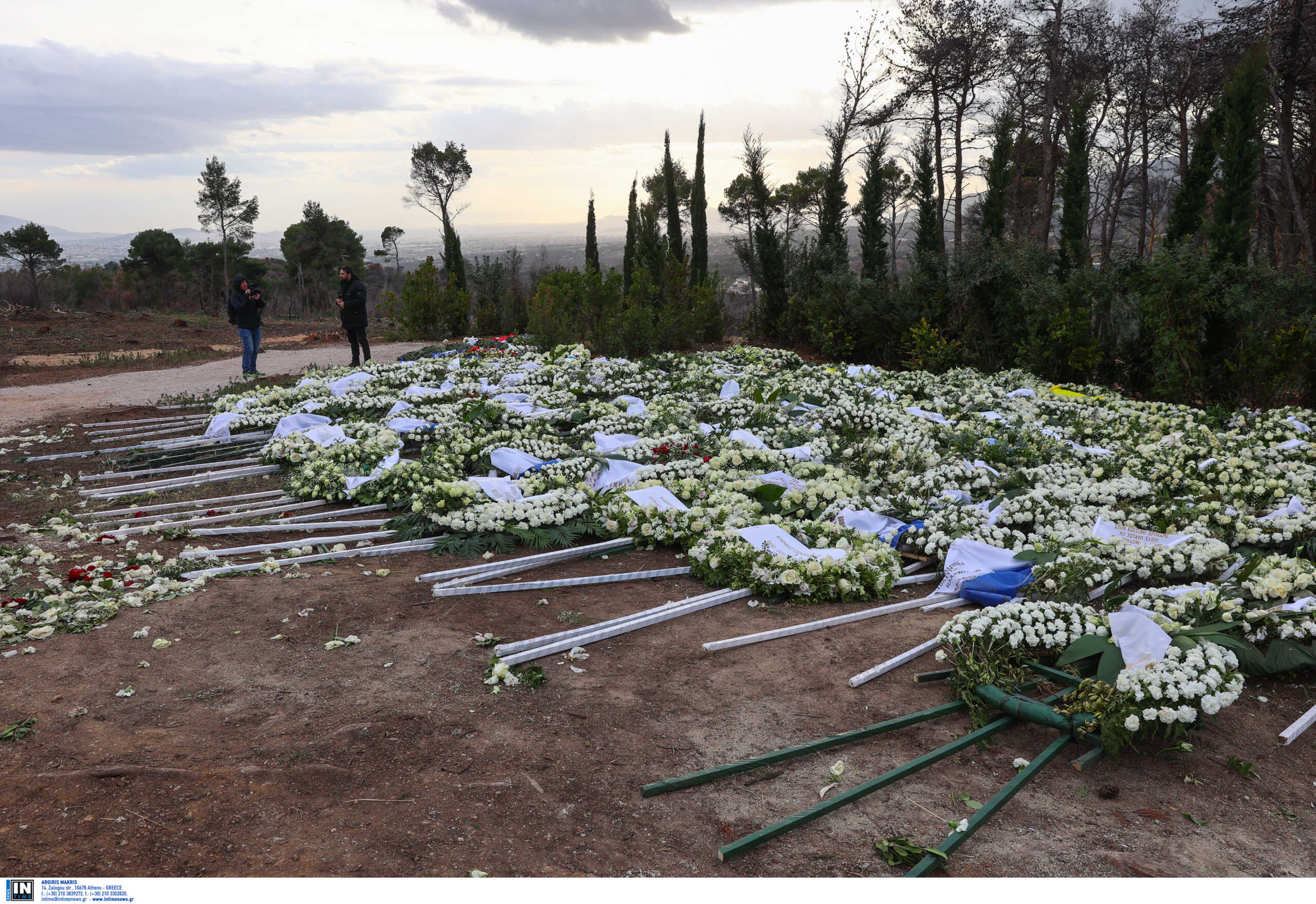 Τέως βασιλιάς Κωνσταντίνος: Κόσμος έσπευσε στον τάφο του στο Τατόι για να αφήσει ένα λουλούδι