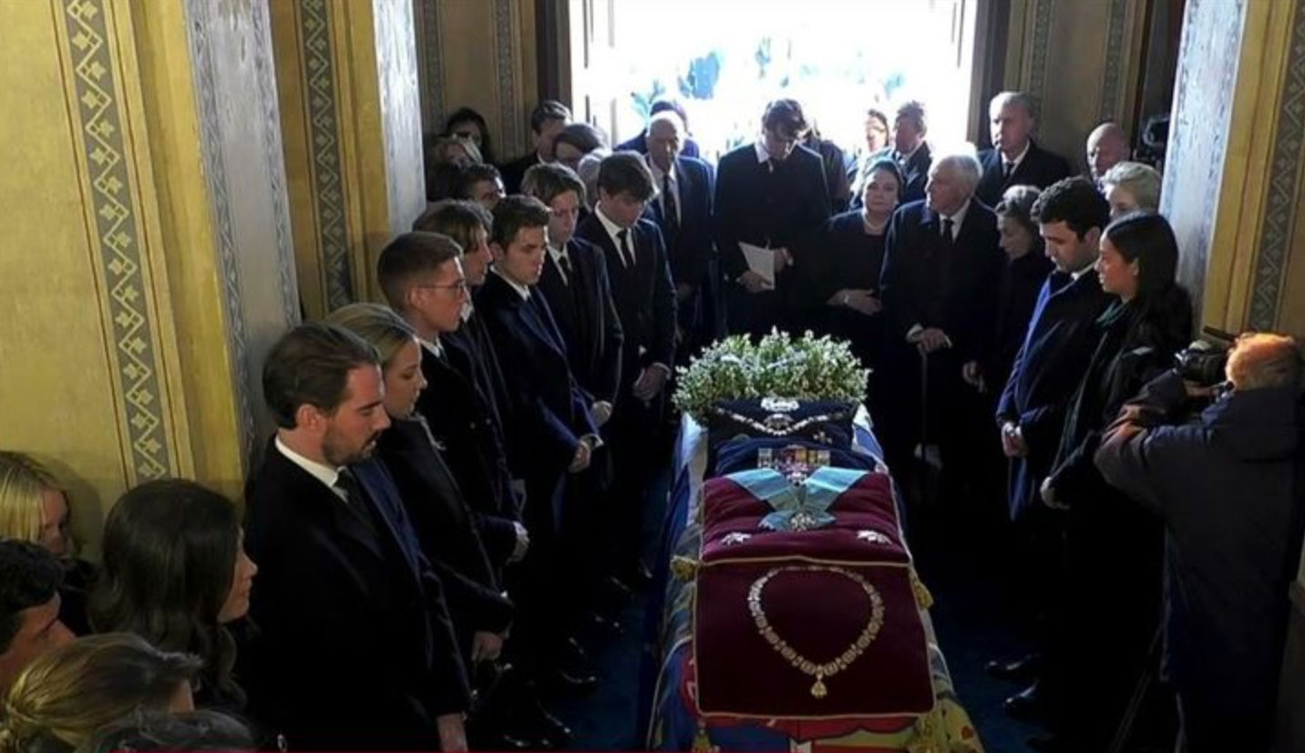 Τέως βασιλιάς Κωνσταντίνος – Live: Λεπτό προς λεπτό η κηδεία στη Μητρόπολη και η ταφή στο Τατόι