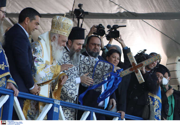 Ο Αρχιεπίσκοπος Ιερώνυμος έριξε το σταυρό στον Πειραιά - Με Αλέξη Τσίπρα και Βαγγέλη Μαρινάκη η τελετή