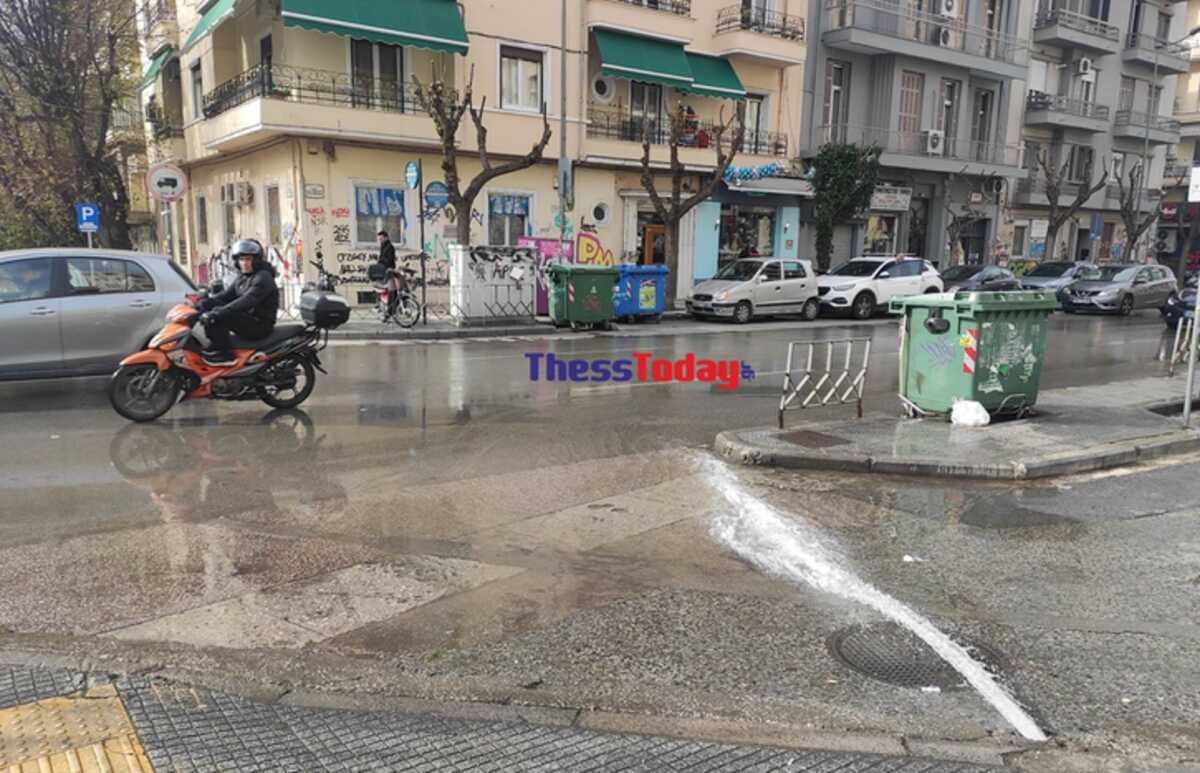 Θεσσαλονίκη: Δείτε πώς και γιατί πλημμύρισε σκόπιμα η οδός Αγίου Δημητρίου στο κέντρο της πόλης