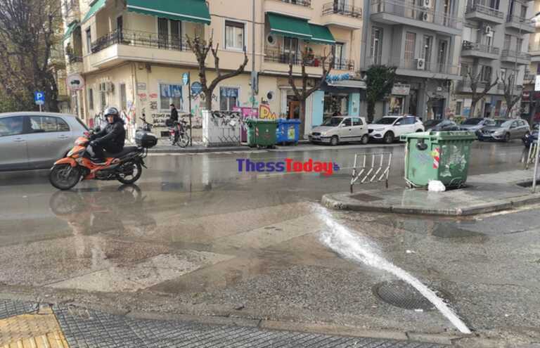 Δείτε πώς και γιατί πλημμύρισε σκόπιμα η οδός Αγίου Δημητρίου στο κέντρο της Θεσσαλονίκης