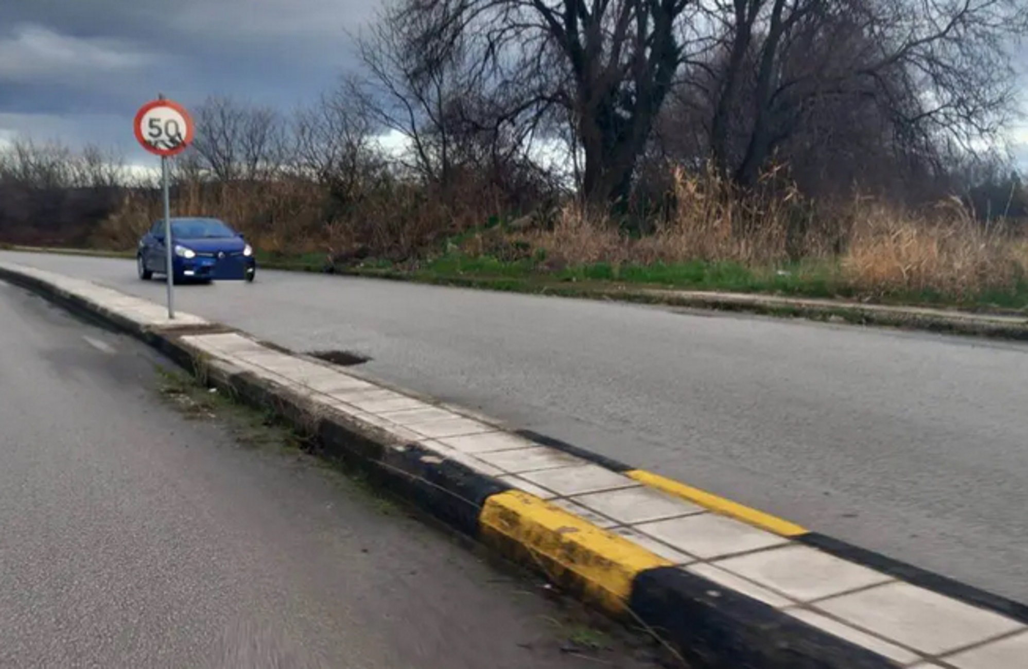 Τρίκαλα: Η στιγμή που οδηγός μπαίνει σε δρόμο ανάποδα και συνεχίζει χωρίς να καταλαβαίνει το παραμικρό