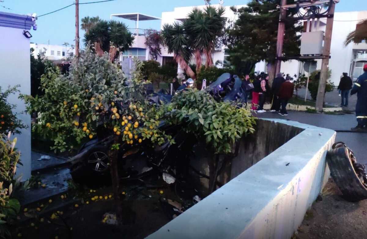 Κως: Τροχαίο με δύο νεκρούς – Διαλύθηκε σε αυλή σπιτιού το μοιραίο αυτοκίνητο