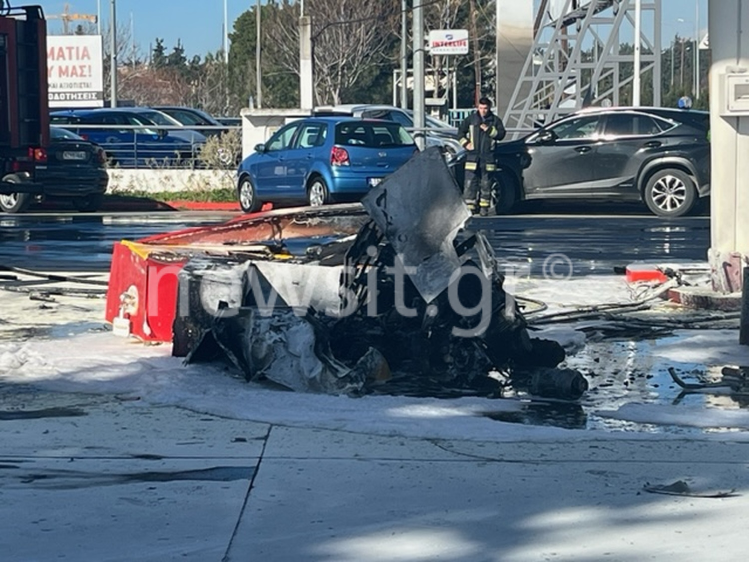 Θεσσαλονίκη: Φωτιά και εκρήξεις μετά από τροχαίο σε βενζινάδικο – Αυτοψία στο σημείο