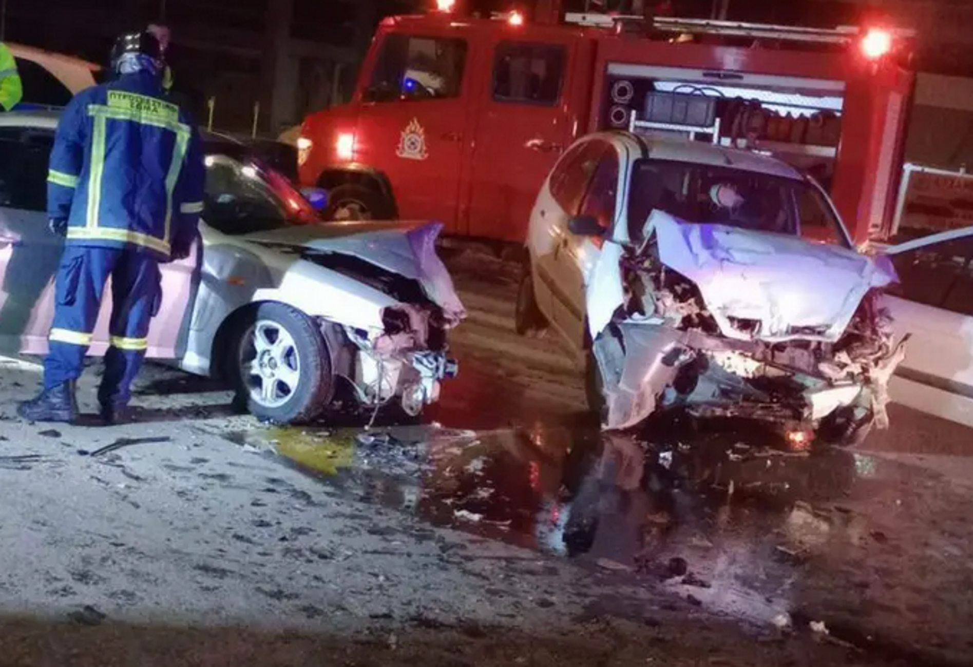 Θεσσαλονίκη: Τροχαίο με τρεις τραυματίες – Εικόνες μετά τη μετωπική σύγκρουση αυτοκινήτων