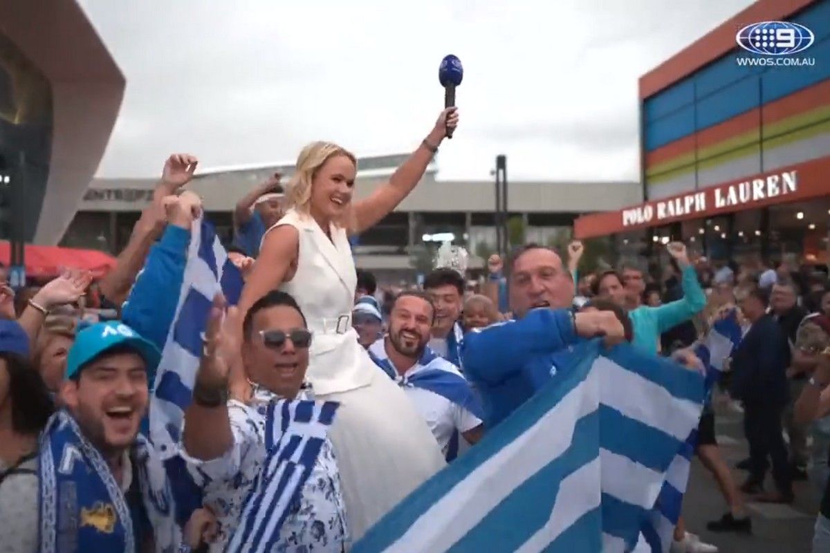 Τσιτσιπάς – Τζόκοβιτς: Οι Έλληνες φίλαθλοι σήκωσαν στα χέρια δημοσιογράφο