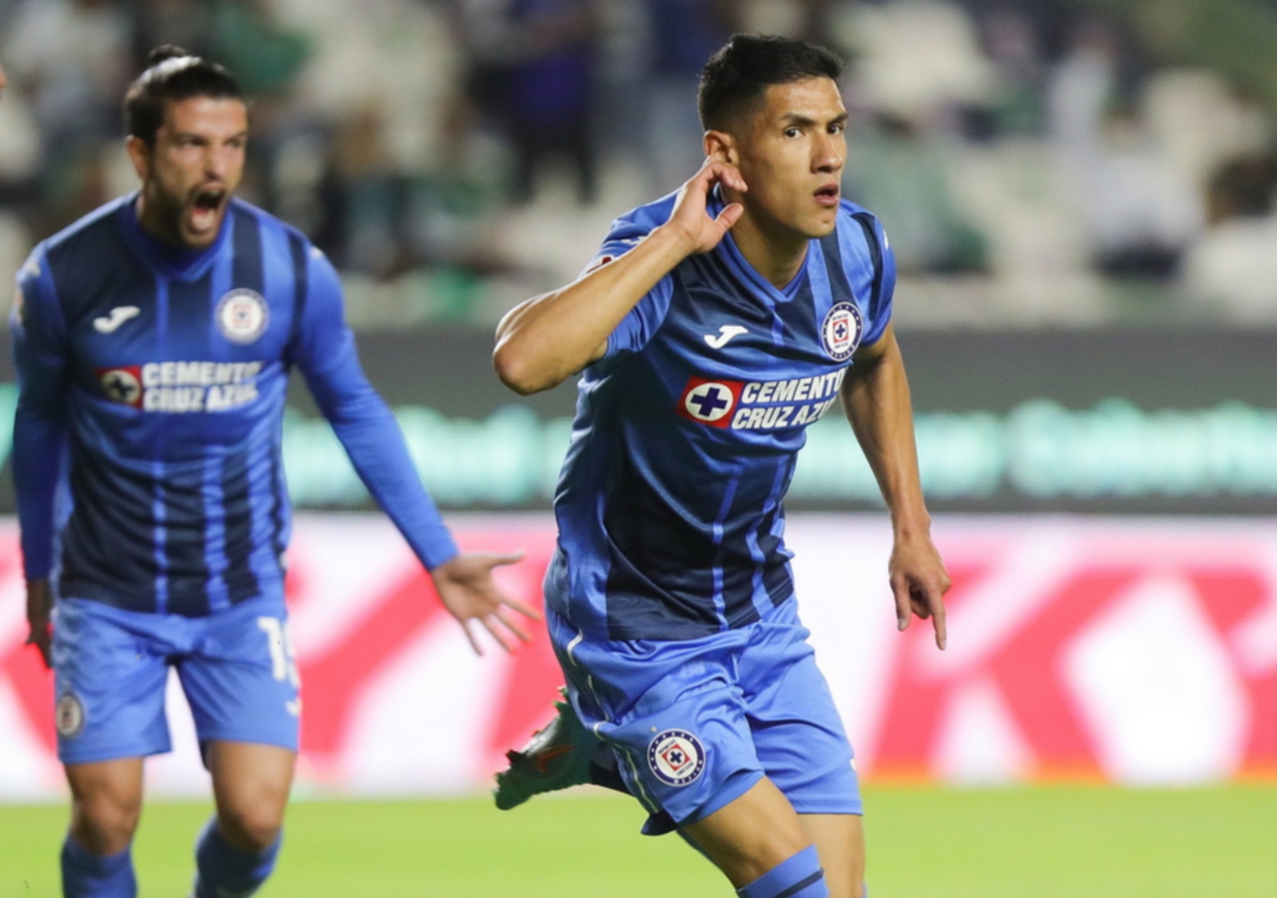 epa09737000 Carlos Uriel Antuna of Cruz Azul celebrates a goal scored against Leon, during a game corresponding to matchday 4 of the Clausura 2022 tournament of the Liga MX of Mexican soccer, held at the Leon stadium in the state of Guanajuato, Mexico, 07 February 2022.  EPA