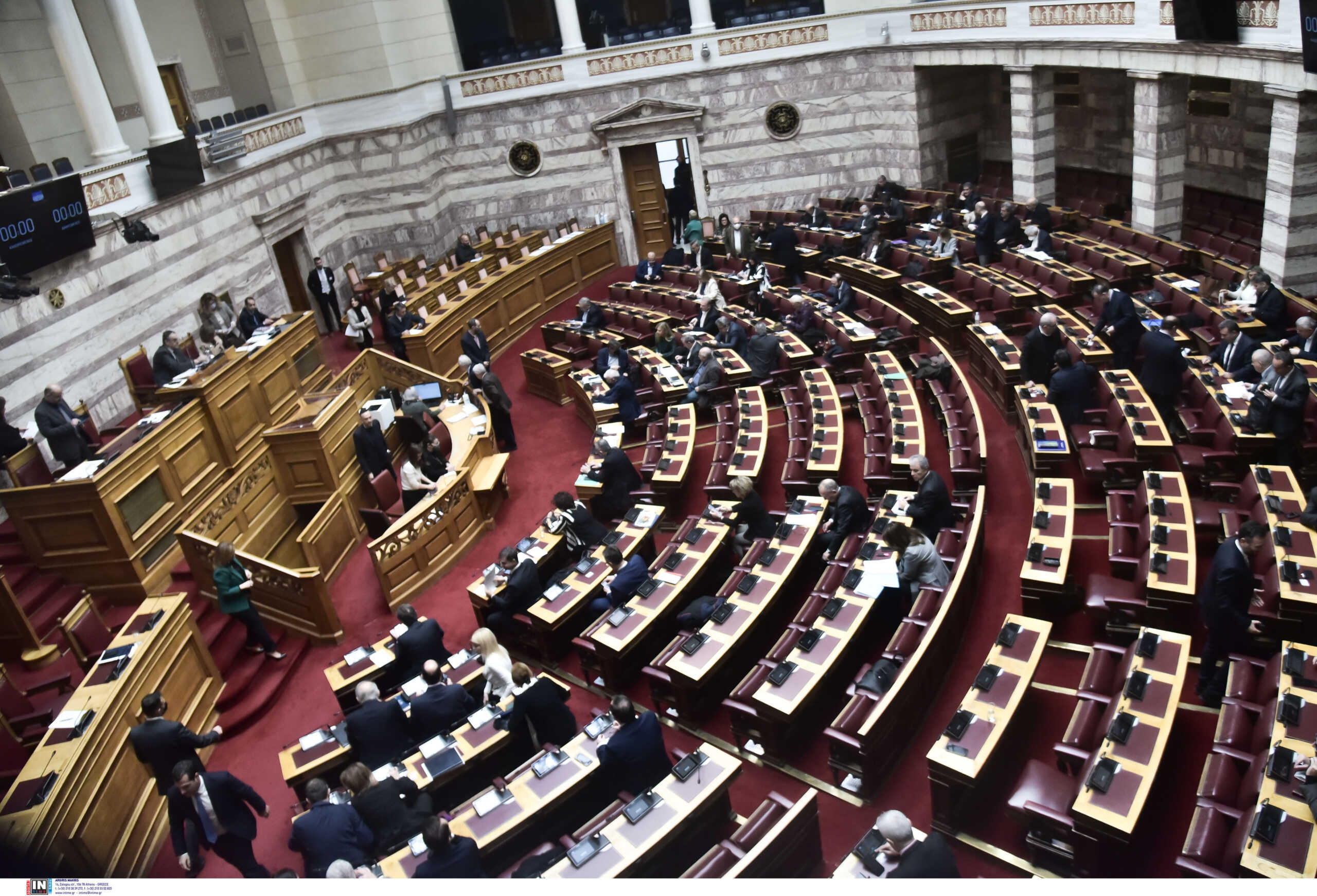 Βουλή: Ενός λεπτού σιγή για τους Έλληνες Εβραίους που έπεσαν θύματα του Ολοκαυτώματος