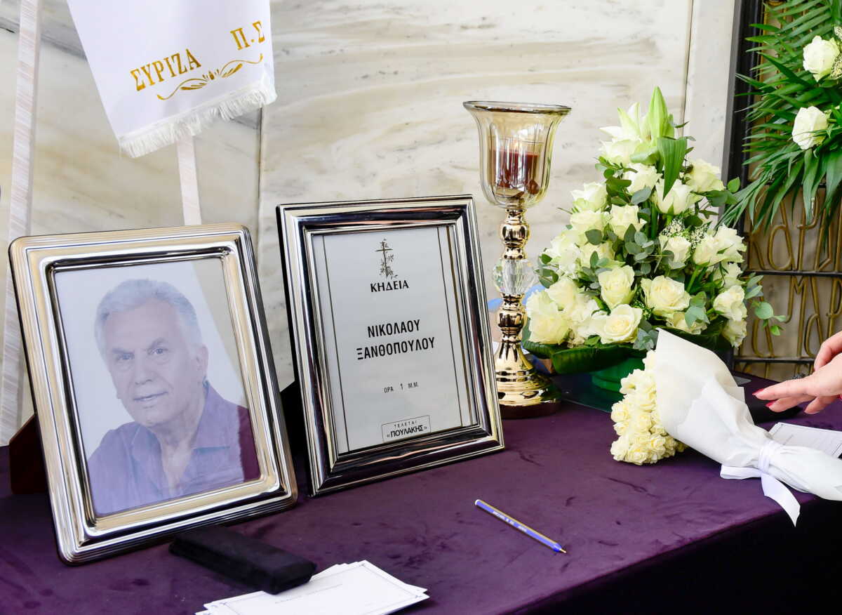 Νίκος Ξανθόπουλος: Ο συγκινητικός αποχαιρετισμός της κόρης του στην κηδεία