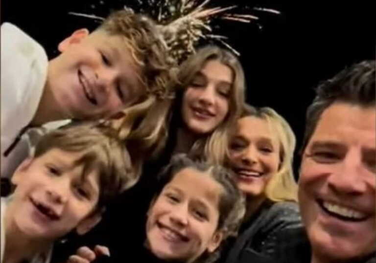 Σάκης Ρουβάς: Το βίντεο με την οικογένειά του και οι ευχές για το νέο έτος