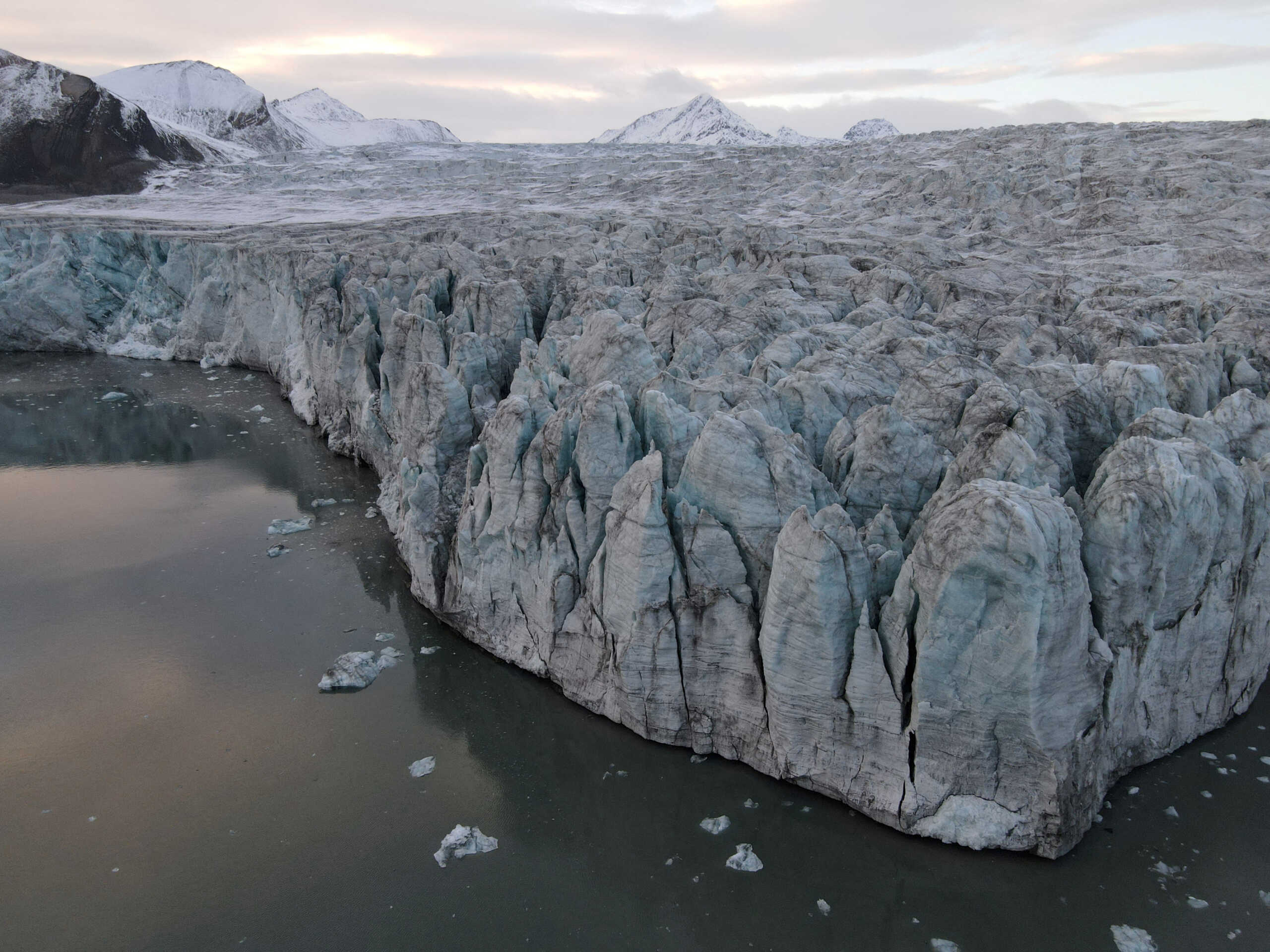 Ο παγετώνας «Ημέρα της Κρίσης» λιώνει και απειλεί με πρωτόγνωρη καταστροφή τον πλανήτη