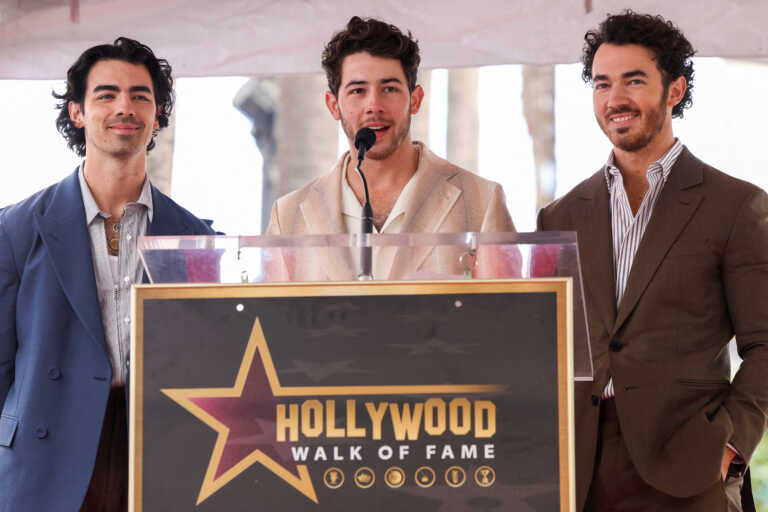 Ο Νικ, ο Τζο και ο Κέβιν απέκτησαν το δικό τους «αστέρι» - Οι «Jonas Brothers» στη Λεωφόρο της Δόξας!