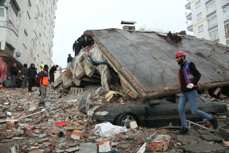Έκτακτη βοήθεια με διασώστες στέλνει το Λονδίνο στην Τουρκία, μετά τον φονικό σεισμό