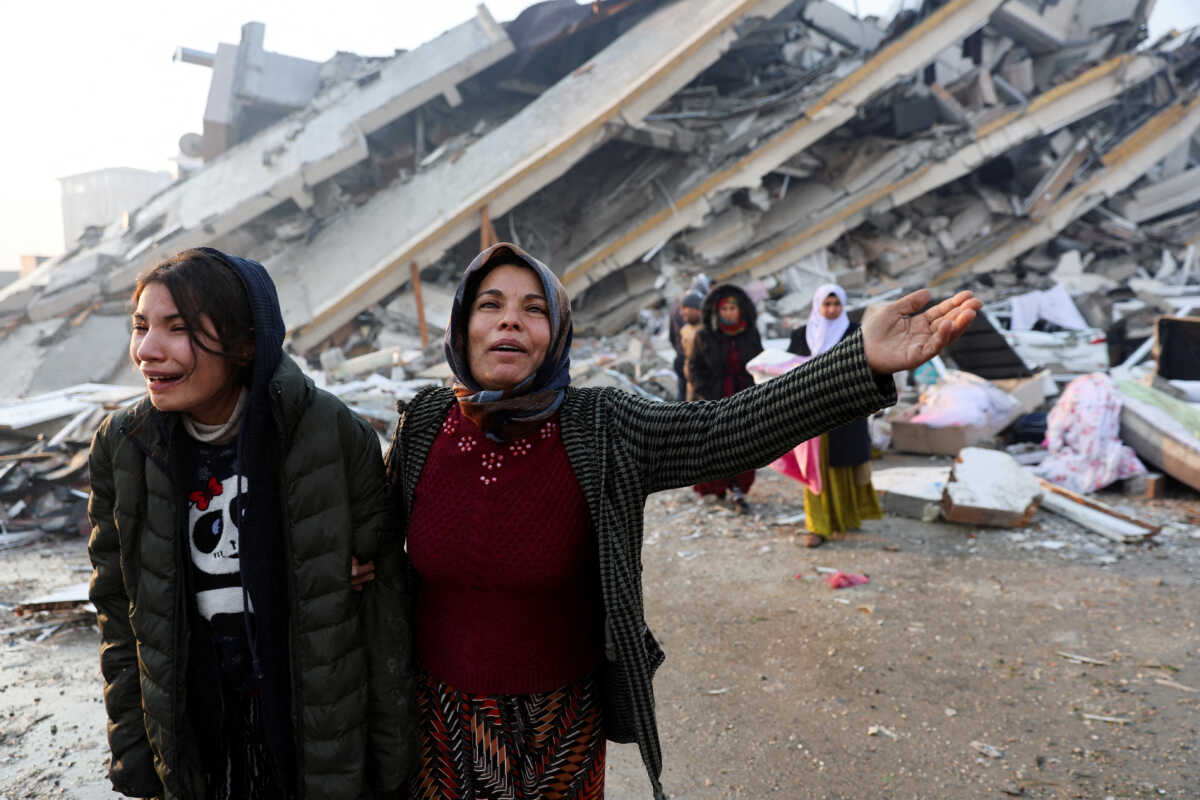 Σεισμός στην Τουρκία: Ισοπεδώθηκε το Χατάι – Οι κάτοικοι ζητούν απεγνωσμένα βοήθεια για τους δικούς τους ανθρώπους
