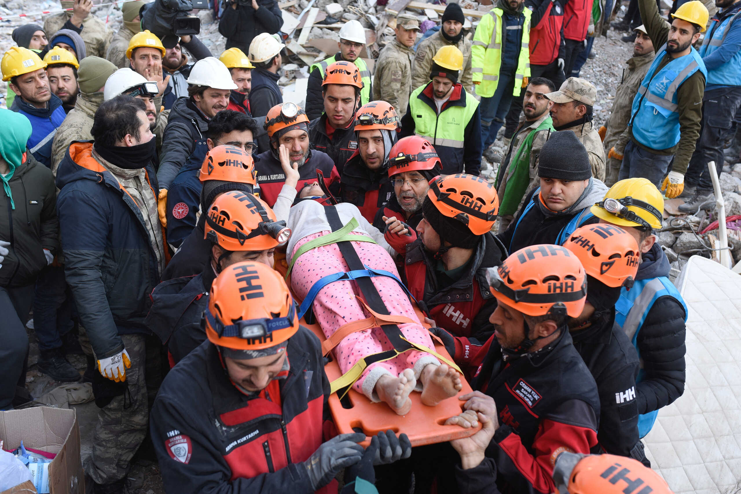Σεισμός στην Τουρκία: Διασώθηκε οικογένεια που ήταν εγκλωβισμένη στα συντρίμμια για 102 ώρες