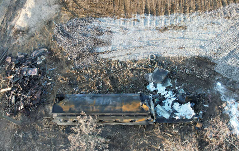 Εκτροχιασμός τρένου με τοξικά χημικά στο Οχάιο: Διαταγή Μπάιντεν στη σιδηροδρομική εταιρεία για την απορρύπανση