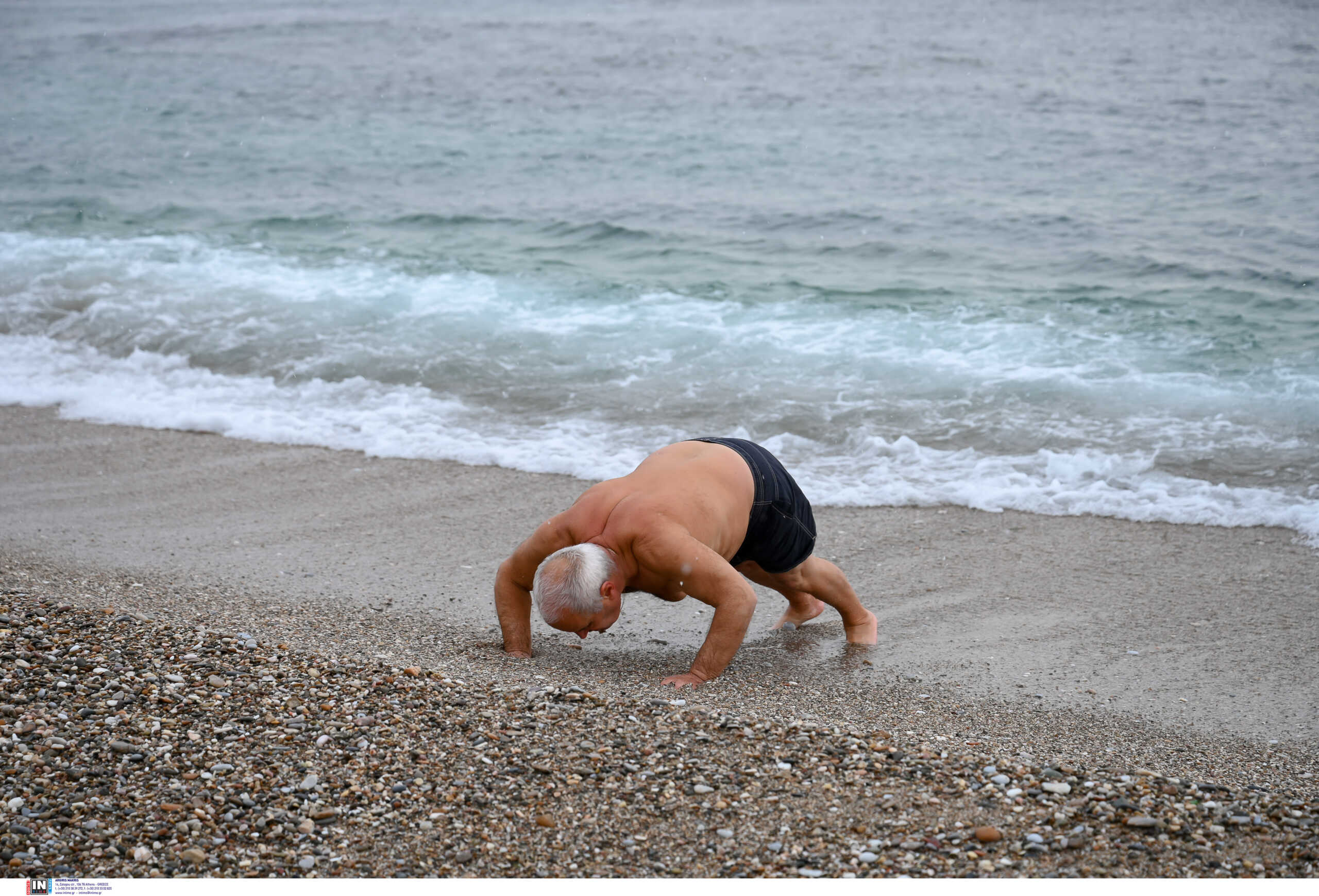 Η κακοκαιρία «Μπάρμπαρα» δεν τρομάζει τους χειμερινούς κολυμβητές –  Βουτιές στην παραλία Αλίμου