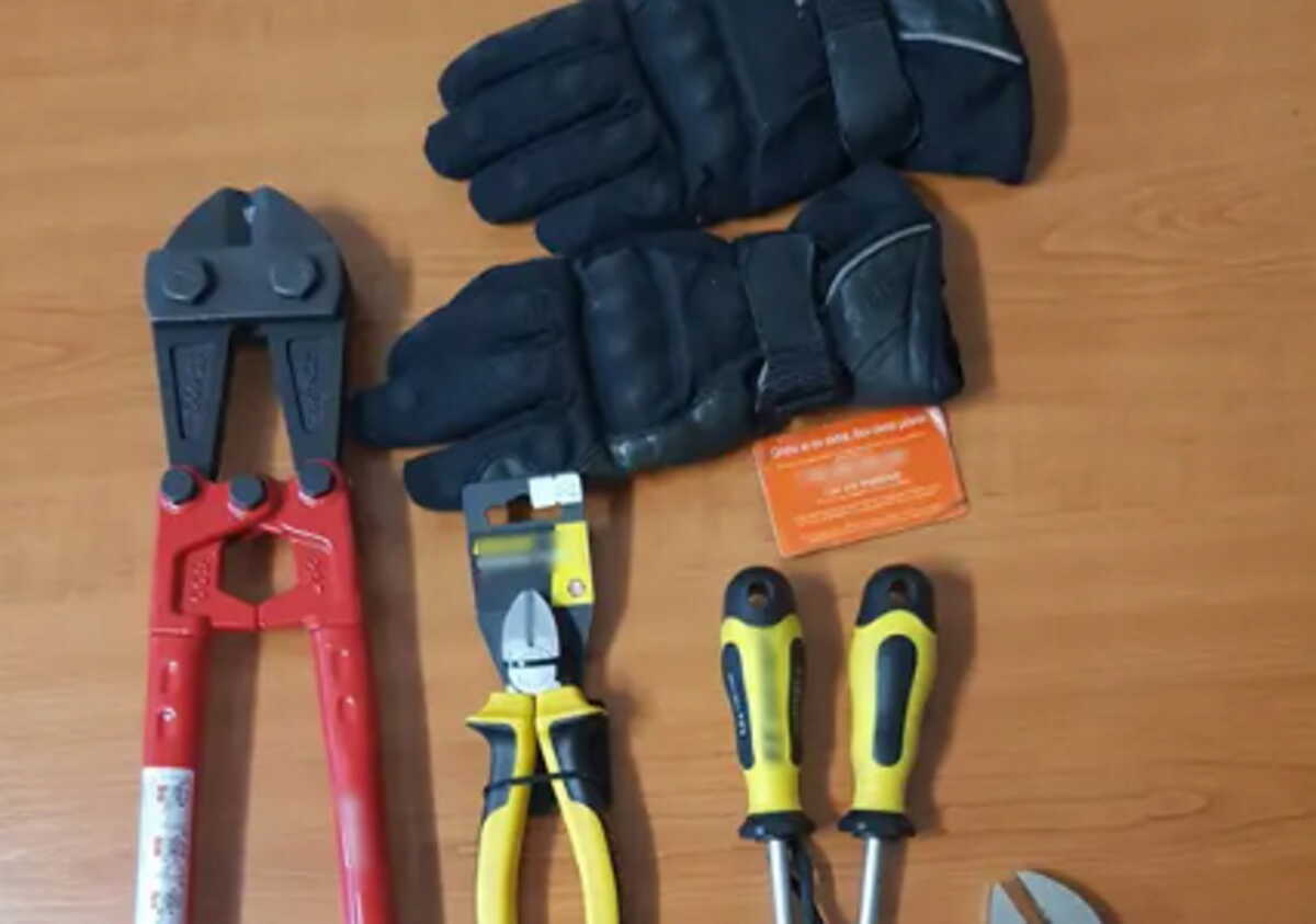 Αθήνα: 20 συλλήψεις για «εγκλήματα δρόμου» – Εικόνες από τη λεία και τα διαρρηκτικά εργαλεία των δραστών