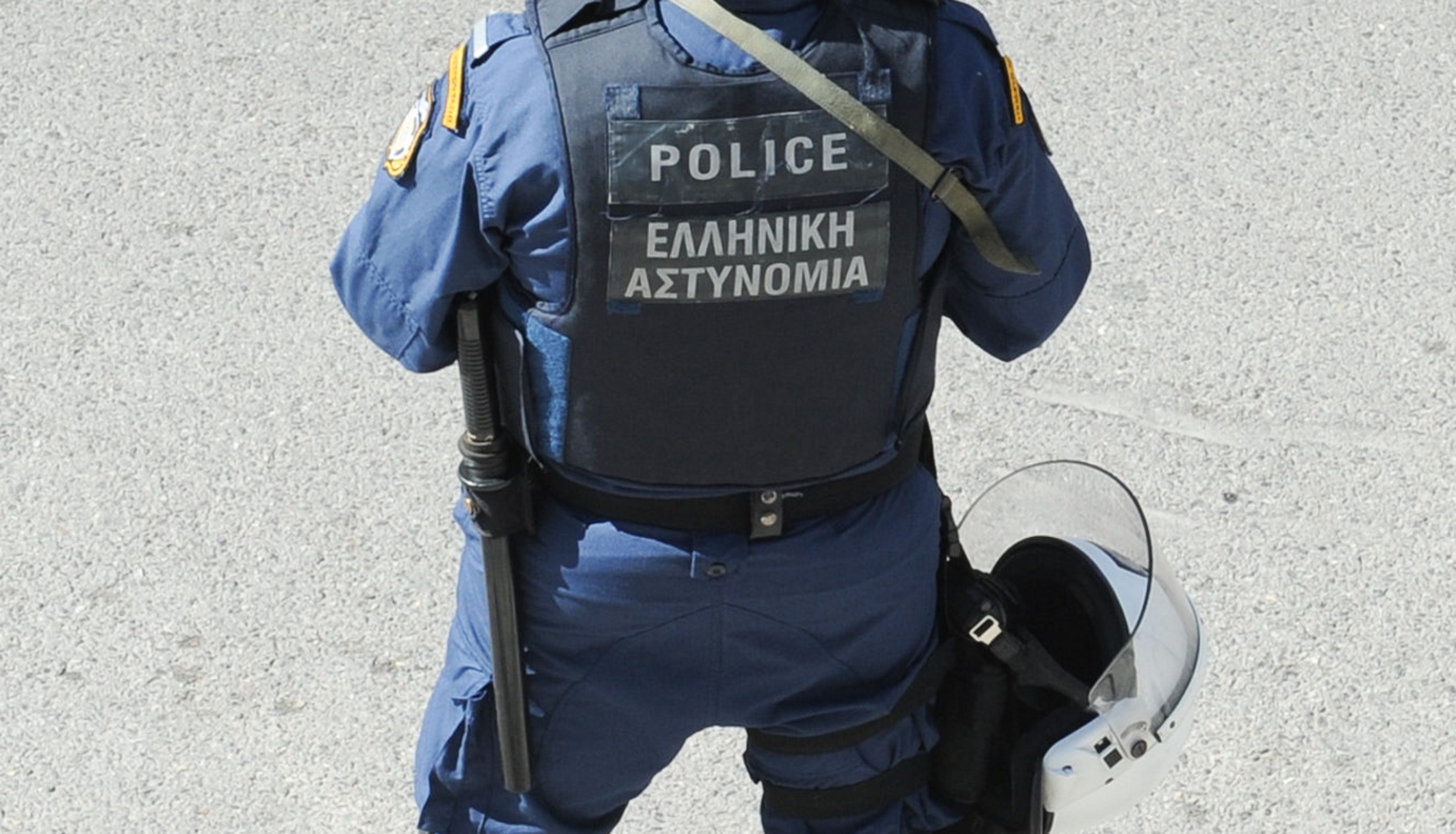 Ζάκυνθος: Η στιγμή που αστυνομικός της ΔΙΑΣ απεγκλωβίζει το βρέφος μέσα από αυτοκίνητο