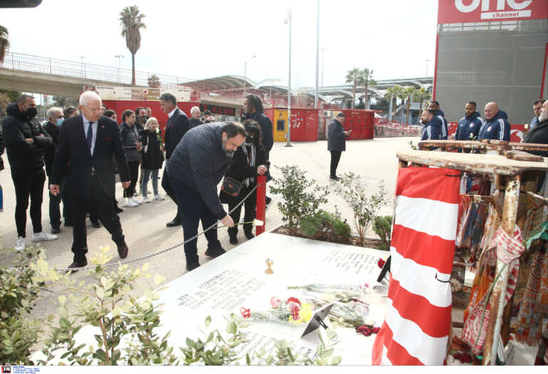 Ο Βαγγέλης Μαρινάκης και οι ποδοσφαιριστές του Ολυμπιακού στο μνημείο των θυμάτων της Θύρας 7